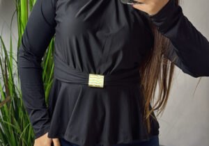 Blusa entallada negra
