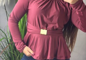 Blusa entallada bordo